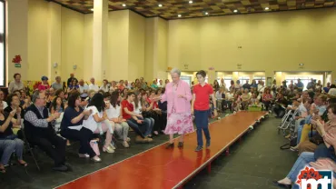 imagen del desfile intergeneracional de parroquias de Miguelturra, mayo 2017