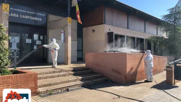 imagen de desinfección de la entrada del Colegio Clara Campoamor, abril 2020, Miguelturra