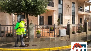 imagen de trabajos de desinfección en las inmediaciones de una de las residencias de ancianos, 24 marzo 2020