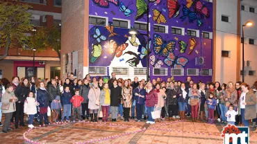 imagen de organización, autoridades y ciudadanía frente al mural contra la violencia de género, noviembre 2019