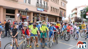 imagen de participantes en el Día de la Bicicleta 2016 frente al Ayuntamiento