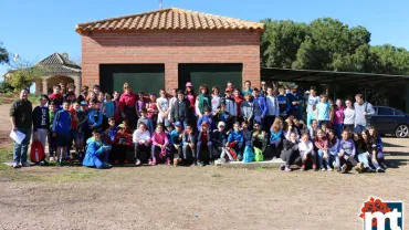 imagen de escolares en la Sierra de San Isidro junto personal del ayuntamiento, docentes y alcaldesa, abril 2016