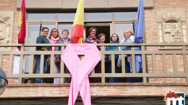 imagen de autoridades y asociación en el balcón del Ayuntamiento y el lazo rosa, octubre 2017