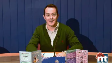 imagen de Diego Rodríguez durante la presentación del díptico editado, 13 febrero 2020