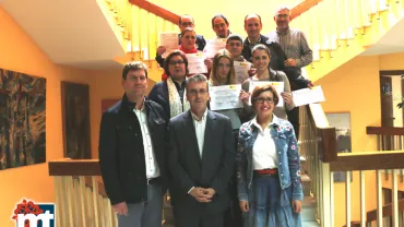 imagen de autoridades y alumnado tras finalizar el taller, noviembre 2018