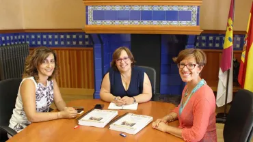 imagen de Olmedo con Sobrino y Mondéjar, presentación documentación para declaración nacional del Carnaval de Miguelturra, julio 2017, imagen JCCM