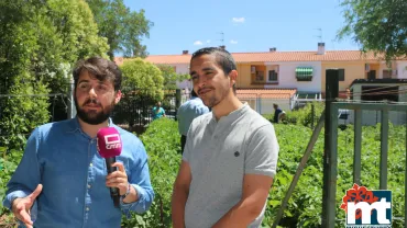 imagen de Julián Céspedes durante la grabación del programa de CMT sobre el huerto del abuelo , julio 2018