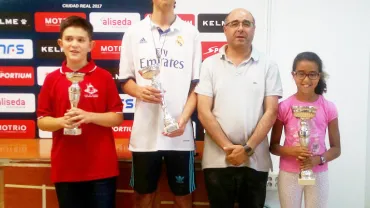 imagen de participantes y monitor ajedrez en el torneo, junio 2017