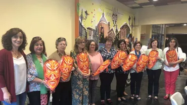 imagen del encuentro de encajeras de Miguelturra 2018, concejala y participantes