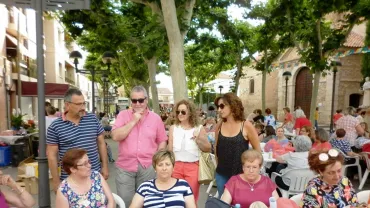 imagen de concejales, concejala y participantes en el Encuentro de Encajeras, mayo 2017