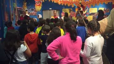 imagen de alumnado de Miguelturra en el MOMO, febrero de 2017