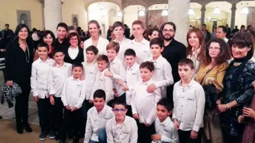 imagen de la Infanta Elena de Borbón acompañada del grupo coral Aeternam y autoridades locales, octubre 2015