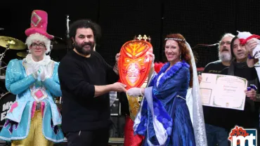 imagen de Victoria Sobrino haciéndole entrega a El Sevilla de una máscara del Carnaval de Miguelturra 2018