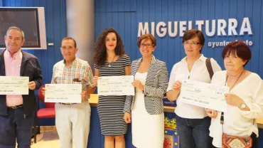 imagen de la entrega de los cuatro cheques solidarios, alcaldesa y representes de las ongs, septiembre 2017