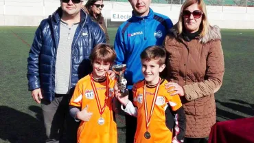 imagen del Concejal de Deportes y entregando medallas en la Concentración, diciembre 2015