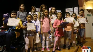 imagen de autoridades, técnicas del consistorio y personas premiadas concurso carteles y eslóganes, abril 2017