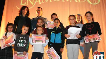 imagen de autoridades, organización, ganadoras y entrega premios Concurso Marcapáginas Biblioteca Miguelturra 2018