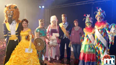 imagen de autoridades ypersonas ganadoras Concurso Trajes del Carnaval 2016