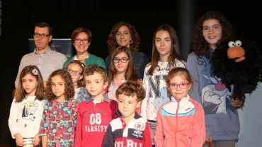 imagen grupal de autoridades y premiadas del concurso de marcapáginas, octubre 2017