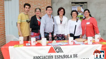 imagen de Victoria Sobrino en la mesa petitoria de la asociación de Esclerosis múltiple en Ciudad Real, mayo 2016