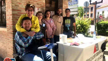 imagen de Victoria Sobrino con participantes y organizadores de la mesa petitoria, mayo 2019