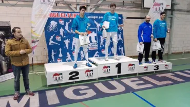 imagen del concejal Diego Rodríguez y podio masculino esgrima, noviembre 2016
