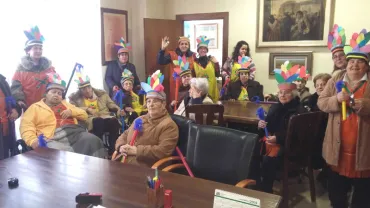imagen de personas del servicio de Estancias Diurnas en el despacho de Victoria Sobrino durante el Carnaval 2018