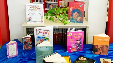 imagen de los libros expuestos con motivo del Día Mundial de la Poesía, marzo 2018