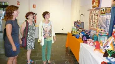 imagen de autoridades en la exposición trabajos alumnado Universidad Popular, junio 2017