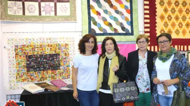 imagen grupal frente a la manta a sortear en esta exposición, mayo 2018