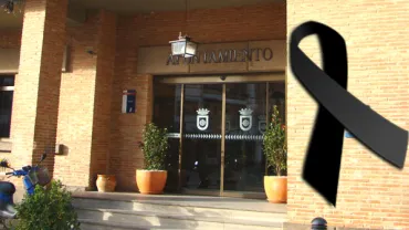 imagen fachada del Ayuntamiento de Miguelturra con crespón negro por el fallecimiento de Gonzalo Buján, febrero 2018
