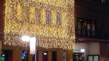 imagen de la fachada navideña del Ayuntamiento de Miguelturra, diciembre 2017