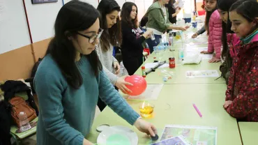 imagen del alumnado durante la presentación de sus experimentos, marzo 2018