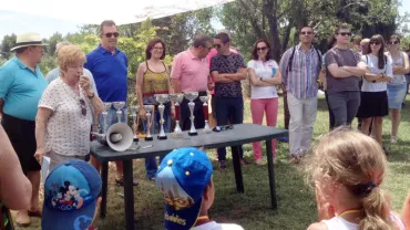 imagen de Victoria Sobrino en las Fiestas de la Cobatilla junto a organización, otros miembros de la corporación, vecinos y vecinas, junio 2016