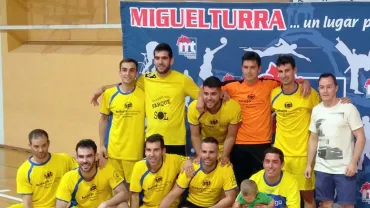 imagen del equipo Biluja Serigrafía/Dásego Asesores y concejal de deportes Diego Rodríguez Tercero, julio 2017