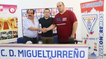 imagen firma del acuerdo entre clubes de fútbol de Miguelturra, junio 2017