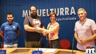 imagen de la firma del convenio entre Ayuntamiento y Acedem, septiembre 2017