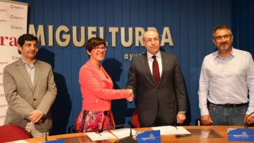imagen de la firma del convenio entre Cámara de Comercio y Ayuntamiento de Miguelturra, junio 2018