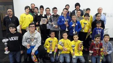 imagen de organización, participantes y autoridades tras la entrega de trofeos, fuente imagen Club Ajedrez Miguelturra, diciembre 2019