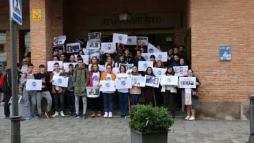 imagen grupal de alumnado y Ayuntamiento contra la violencia de género, noviembre 2016