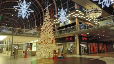imagen de una galería comercial decorada en Navidad