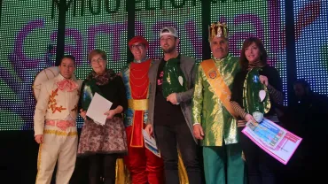 Personas ganadoras y autoridades del Primer Concurso de Escaparates del Carnaval de Miguelturra