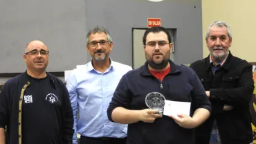 imagen del ganador del torneo junto a la organización y concejales, junio 2018, fuente imagen Club Ajedrez Miguelturra