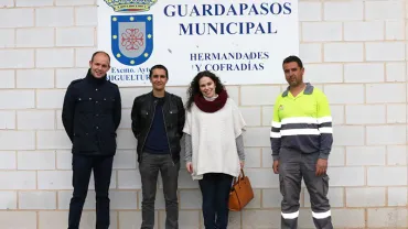 imagen frente al cartel indicativo del Guardapasos, marzo 2016