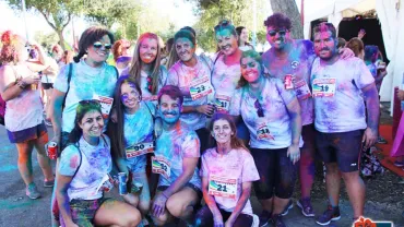 imagen de jóvenes en la Carrera de Polvos de Colores, Miguelturra 2017