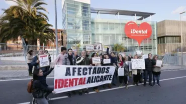 imagen de manifestación en Alicante caso iDental, fuente imagen www.elmundo.es