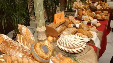 imagen de diversos tipos de pan expuestos sobre una mesa