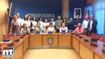 imagen de alcaldesa con concejales y concejalas en el Salón de Plenos, 12 junio 2019