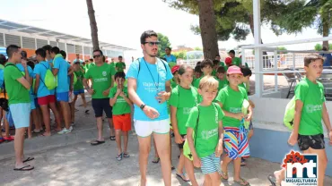 imagen de monitores y alumnado del Campus de Fútbol 2015 en la Piscina Municipal