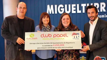 imagen del cheque de 4.400 euros entregado en un acto en el Salón de Plenos, noviembre 2015
